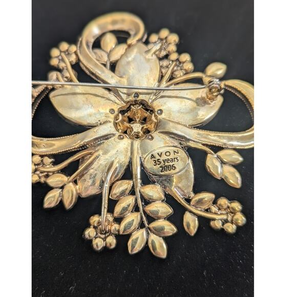 Avon 35th year Anniversary signed Brooch pin Gold Tone ruby red rhinestones 2006 - Picture 3 of 7